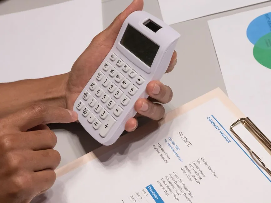 Novo teto do MEI não vale em 2026: o limite segue em R$ 81 mil, e R$ 110 mil só a partir de 2027